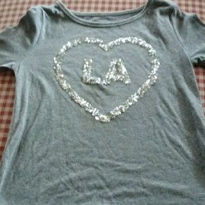 I am selling a l a shirt and it's really beautiful